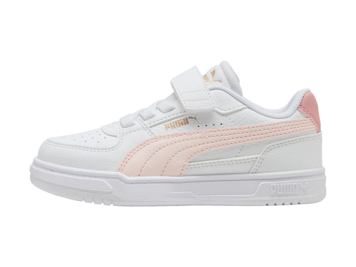 Tenis PUMA blancos con detalles en rosa y correa de velcro para niños.