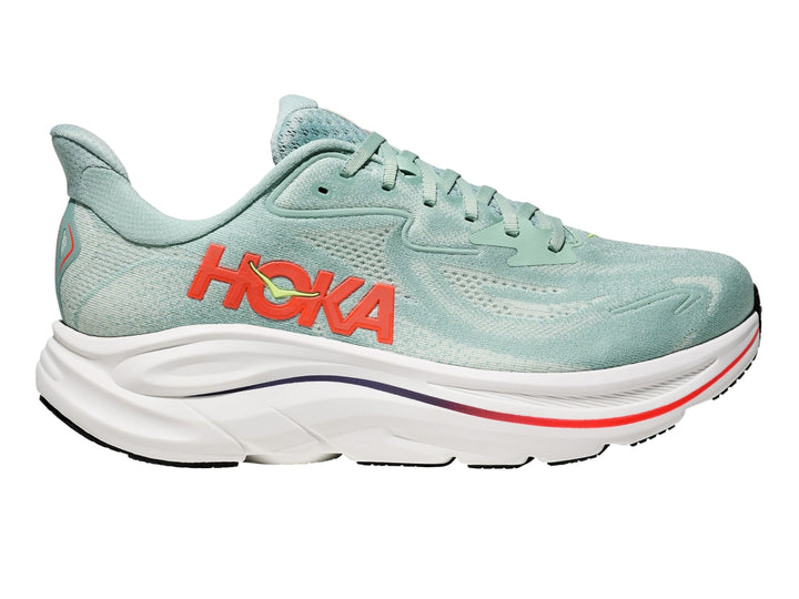 Tenis deportivos HOKA Clifton 10 color verde salvia con suela blanca y detalles en naranja.