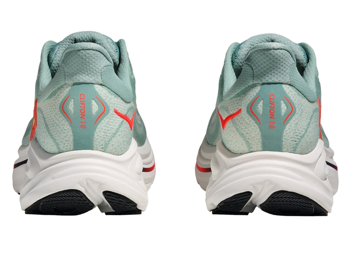 Tenis deportivos HOKA Clifton 10 color verde salvia con suela blanca y detalles en naranja.