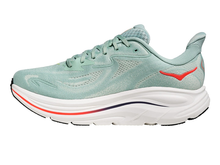 Tenis deportivos HOKA Clifton 10 color verde salvia con suela blanca y detalles en naranja.