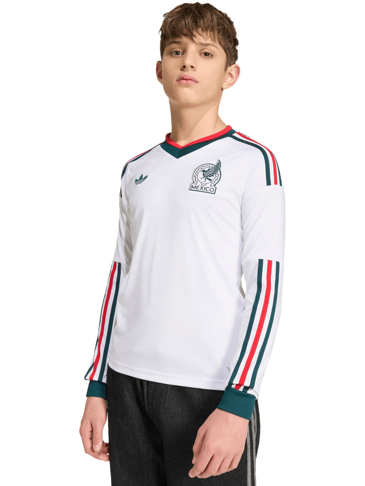 Jersey de fútbol Adidas blanco de manga larga con detalles en verde y rojo y escudo de la selección mexicana.