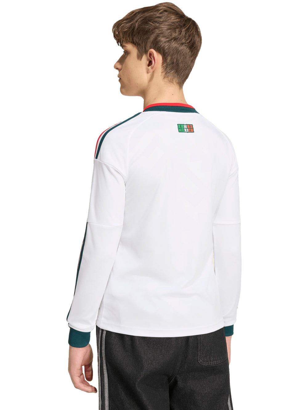 Jersey de fútbol Adidas blanco de manga larga con detalles en verde y rojo y escudo de la selección mexicana.
