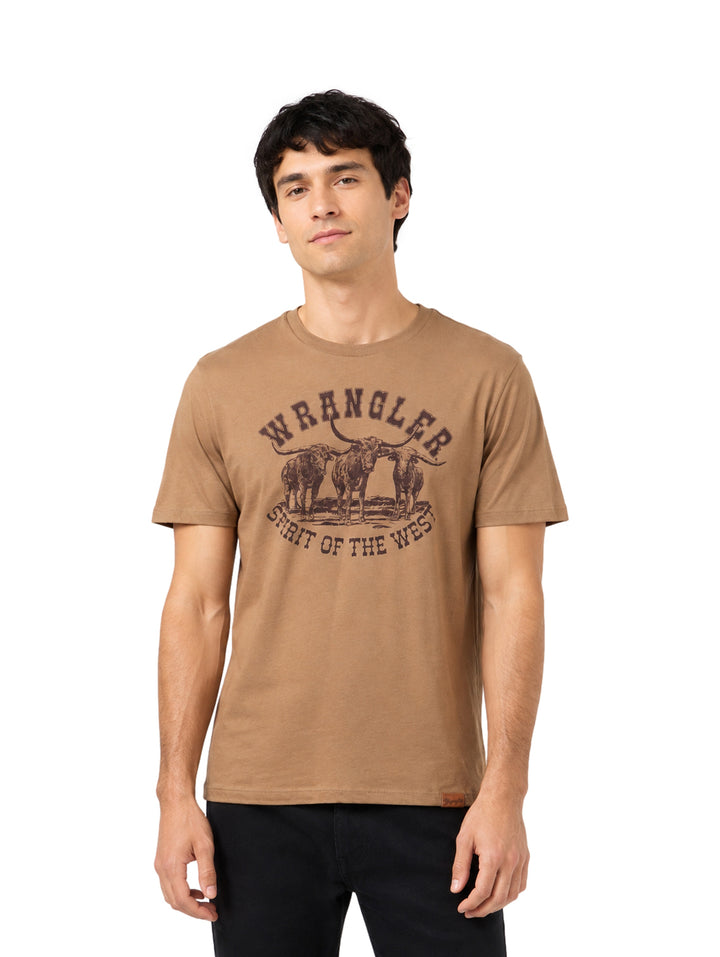 Hombre usando playera color café marca Wrangler con estampado gráfico frontal.