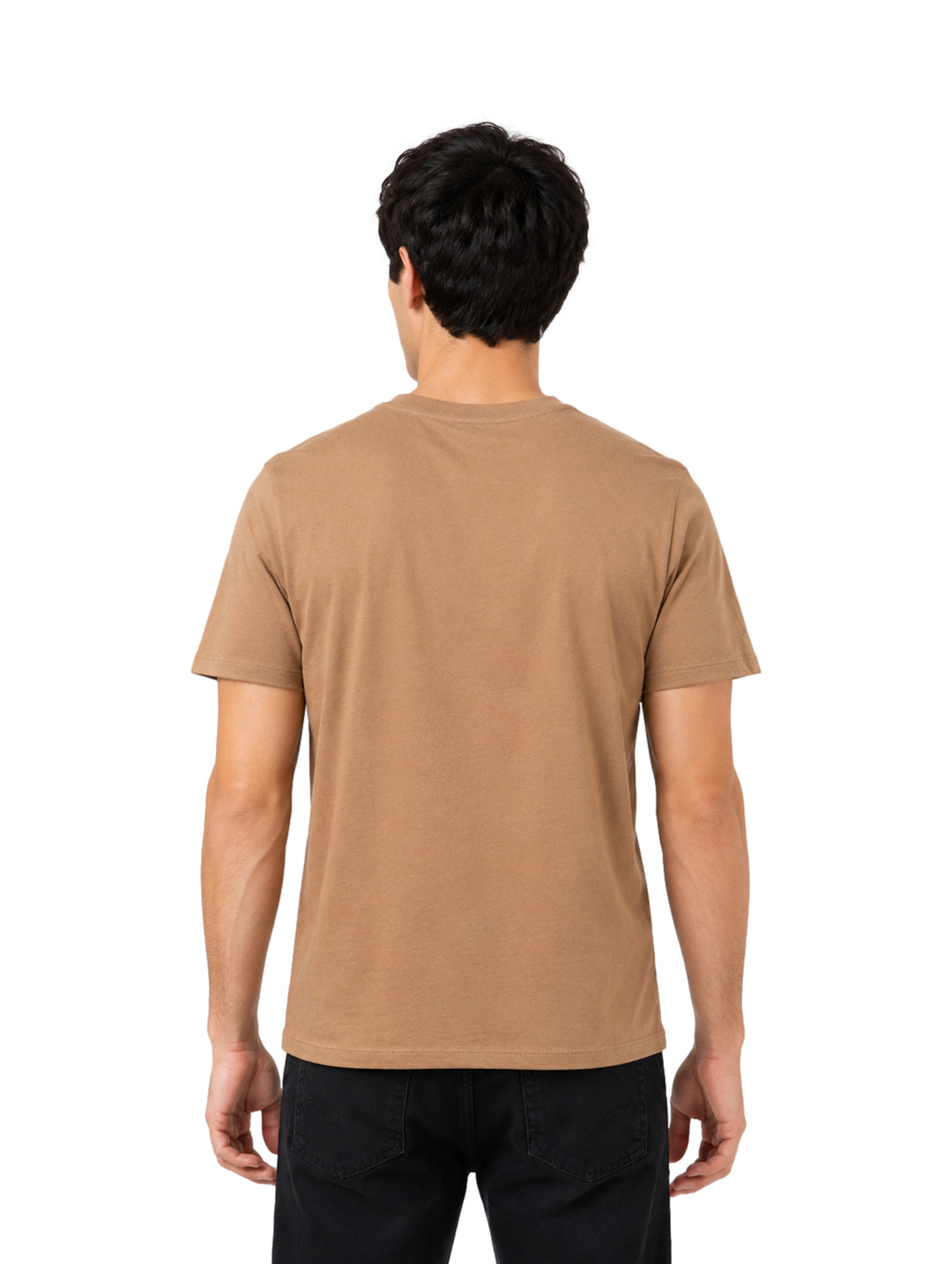 Hombre usando playera color café marca Wrangler con estampado gráfico frontal.