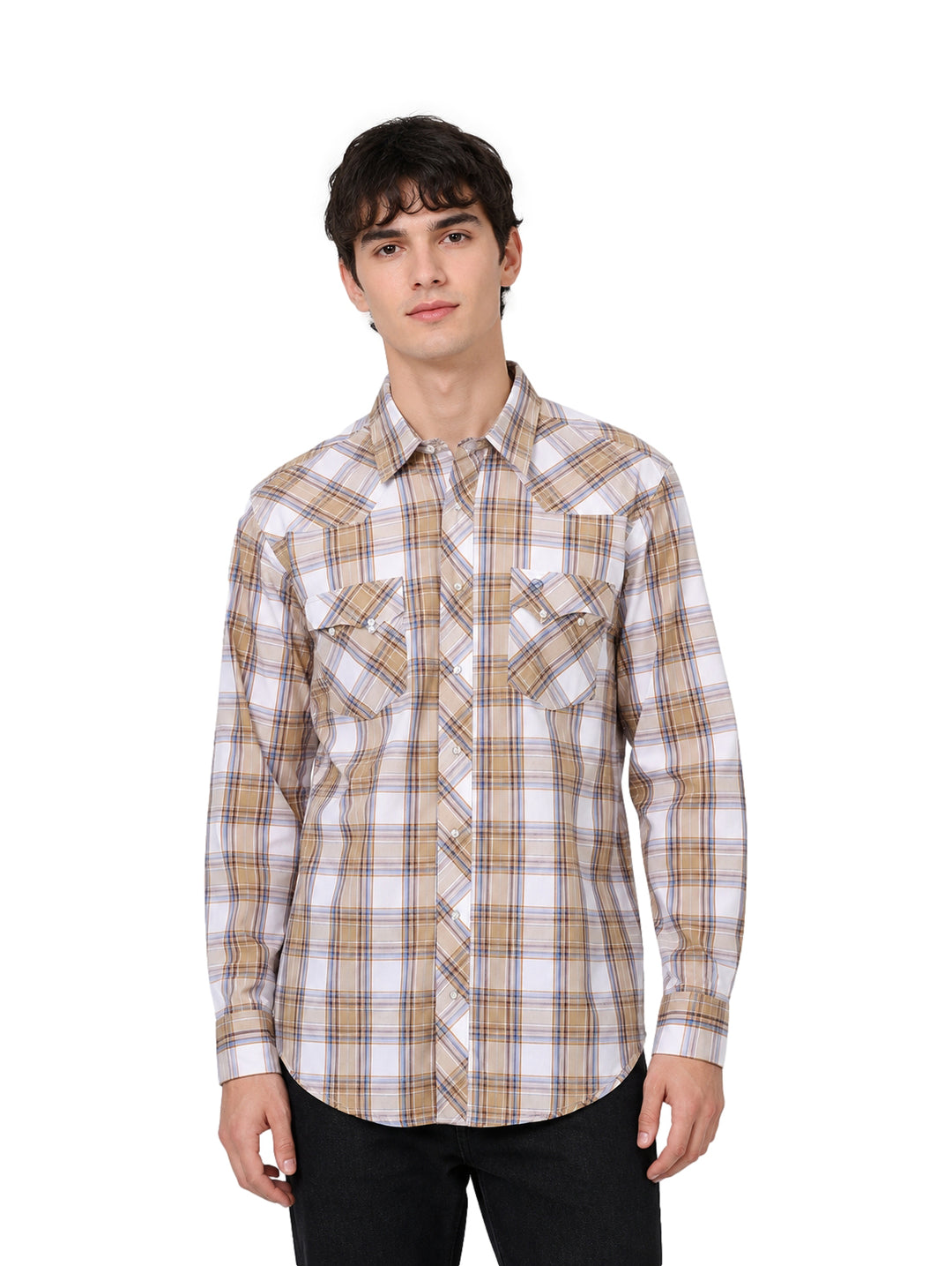 Hombre vistiendo una camisa Wrangler a cuadros en colores beige y blanco con manga larga.