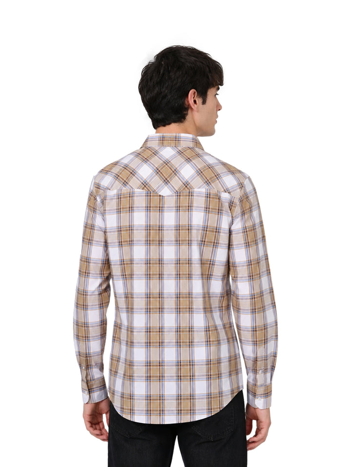 Hombre vistiendo una camisa Wrangler a cuadros en colores beige y blanco con manga larga.
