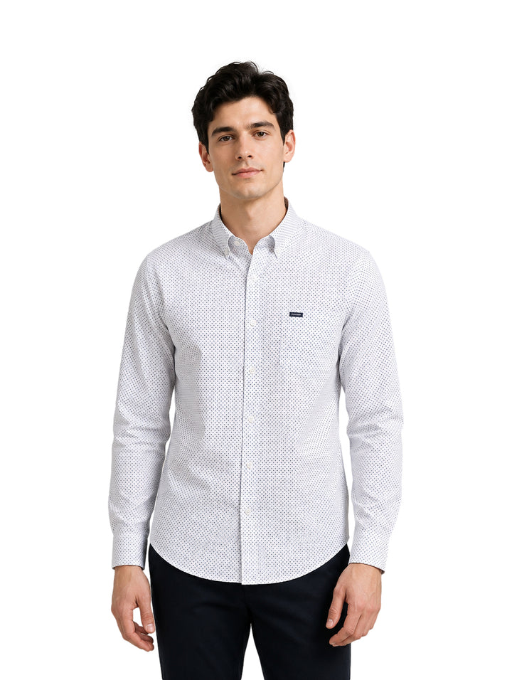 Hombre vistiendo una camisa Wrangler blanca de manga larga con micro-estampado.