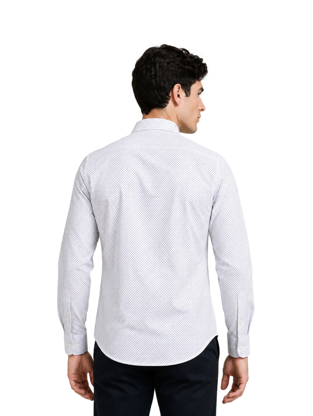 Hombre vistiendo una camisa Wrangler blanca de manga larga con micro-estampado.