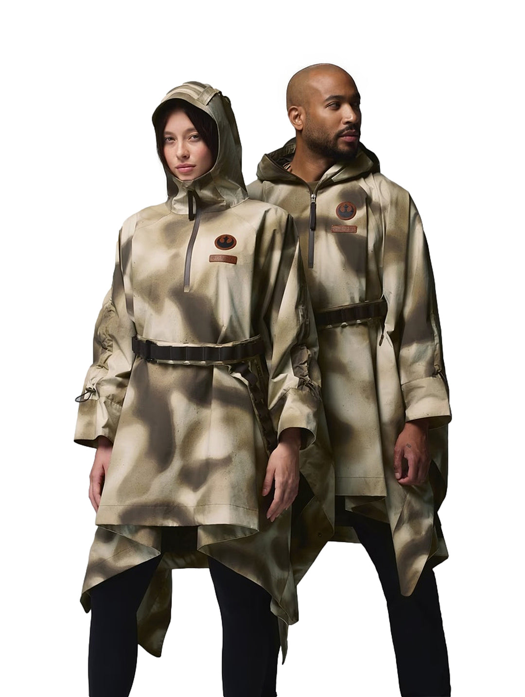 Dos personas vistiendo un poncho Columbia con estampado de camuflaje en tonos beige y marrón con capucha.