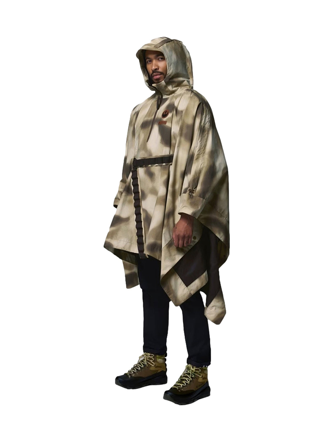 Dos personas vistiendo un poncho Columbia con estampado de camuflaje en tonos beige y marrón con capucha.
