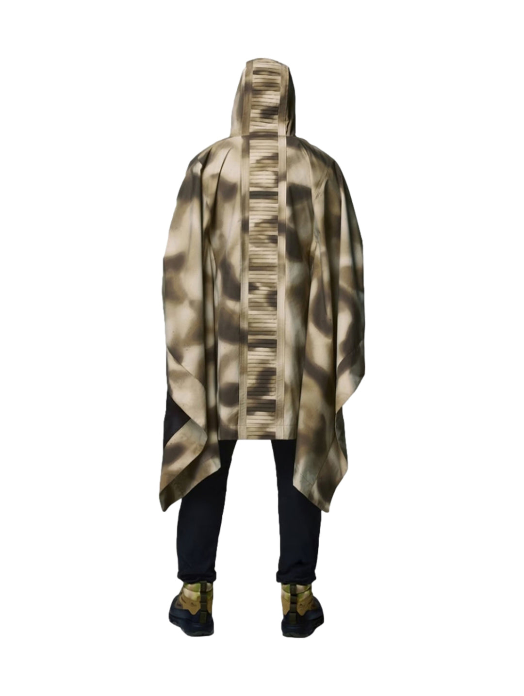 Dos personas vistiendo un poncho Columbia con estampado de camuflaje en tonos beige y marrón con capucha.