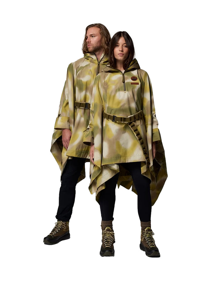 Hombre y mujer vistiendo un poncho Columbia con estampado de camuflaje verde y cinturón ajustable.