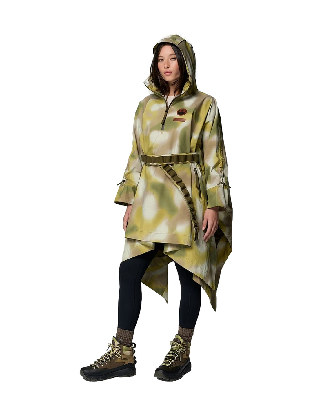 Hombre y mujer vistiendo un poncho Columbia con estampado de camuflaje verde y cinturón ajustable.
