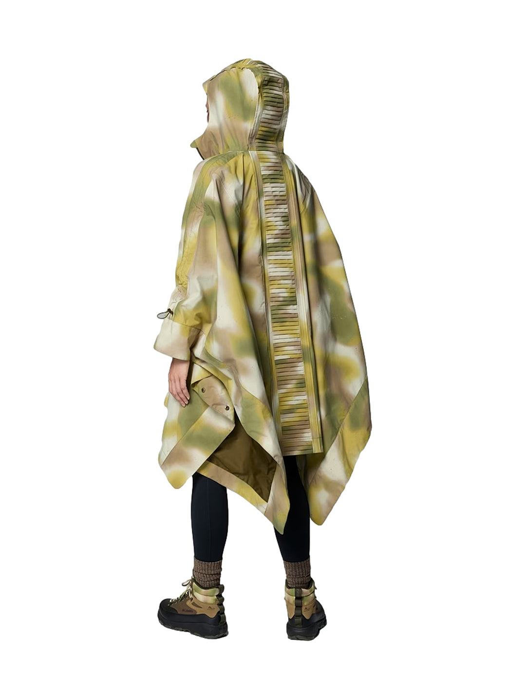 Hombre y mujer vistiendo un poncho Columbia con estampado de camuflaje verde y cinturón ajustable.