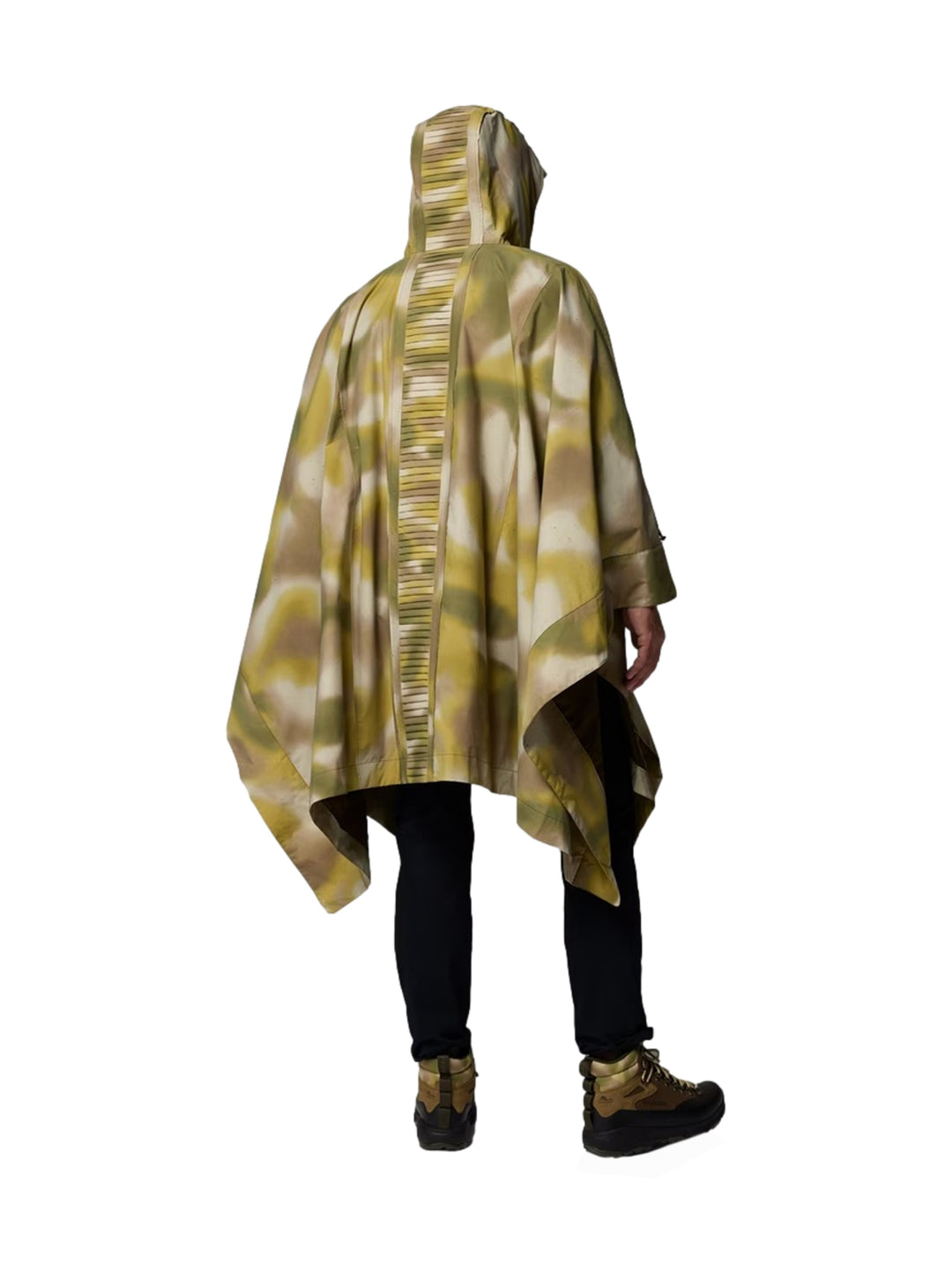 Hombre y mujer vistiendo un poncho Columbia con estampado de camuflaje verde y cinturón ajustable.