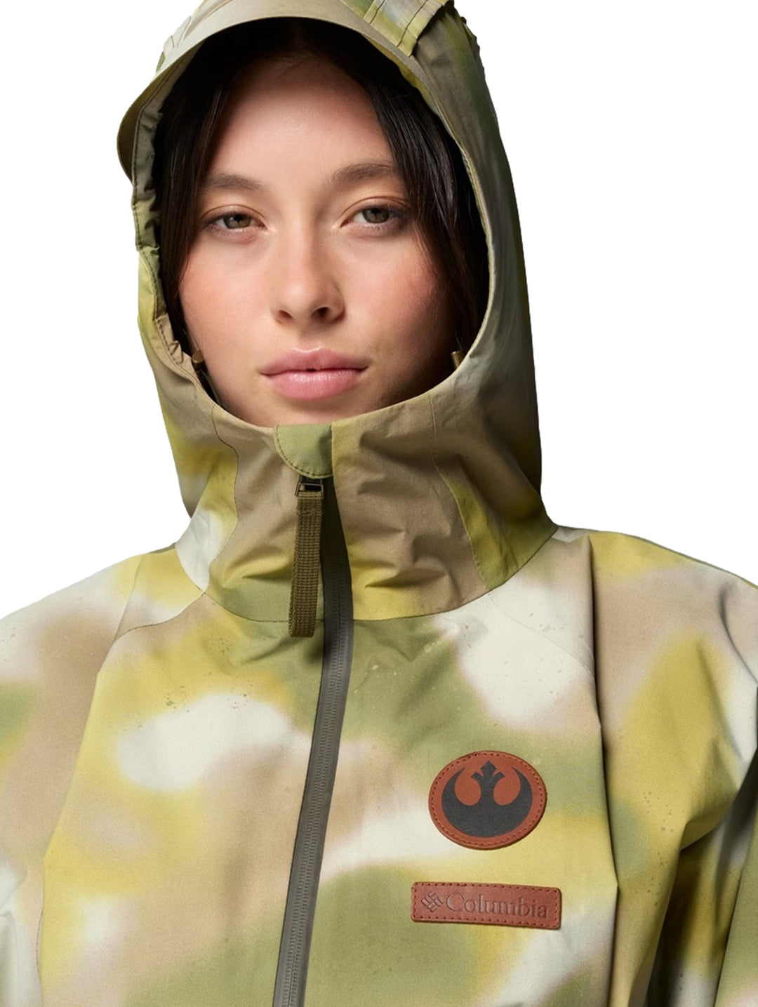 Hombre y mujer vistiendo un poncho Columbia con estampado de camuflaje verde y cinturón ajustable.