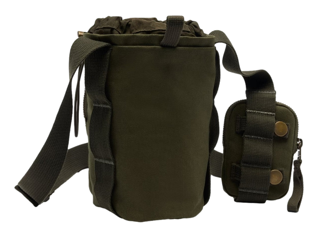Bolsa de hombro Columbia color verde nori para botella con bolsillo pequeño integrado y correa ajustable.