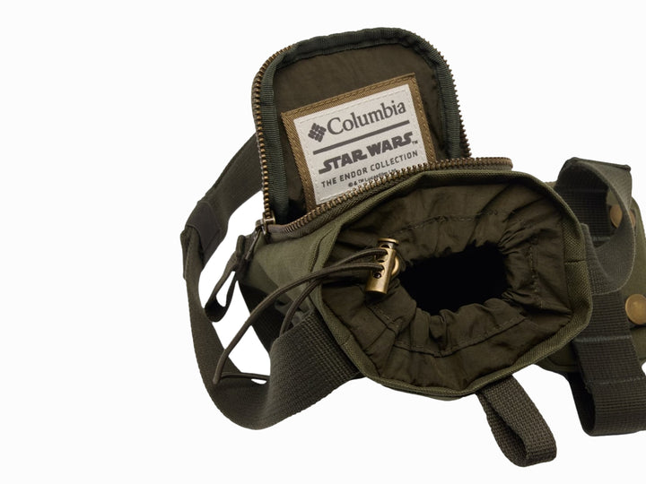 Bolsa de hombro Columbia color verde nori para botella con bolsillo pequeño integrado y correa ajustable.