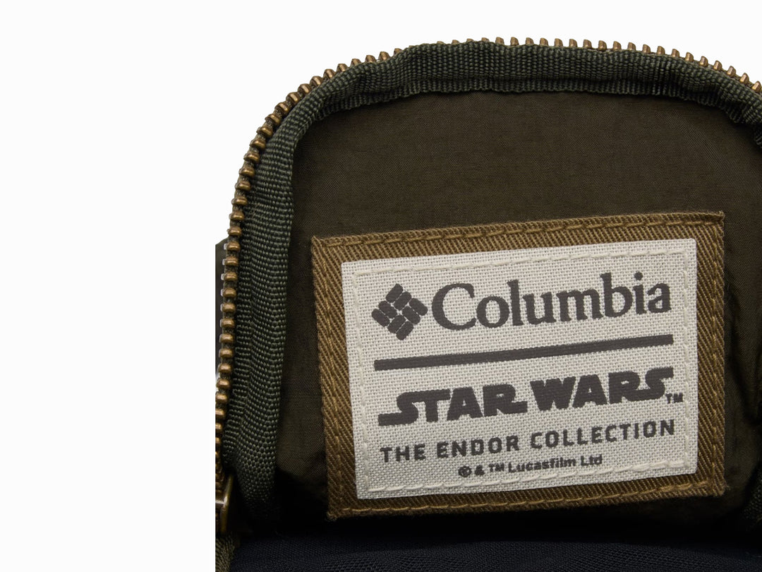 Bolsa de hombro Columbia color verde nori para botella con bolsillo pequeño integrado y correa ajustable.