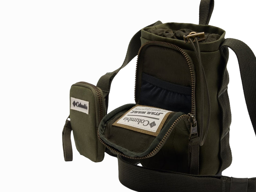 Bolsa de hombro Columbia color verde nori para botella con bolsillo pequeño integrado y correa ajustable.
