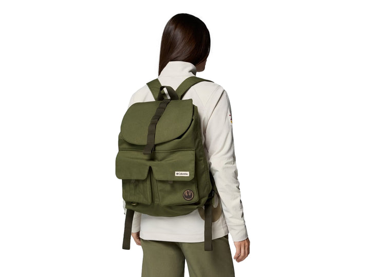 Mochila Columbia unisex color verde nori con múltiples bolsillos frontales y tapa superior ajustable.