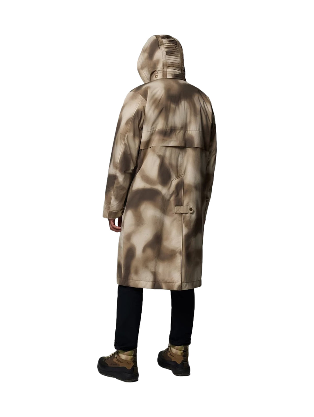 Hombre y mujer vistiendo gabardinas largas Columbia con estampado de camuflaje Buffalo Camo en tonos beige y café.