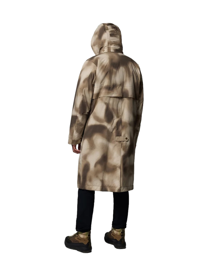 Hombre y mujer vistiendo gabardinas largas Columbia con estampado de camuflaje Buffalo Camo en tonos beige y café.