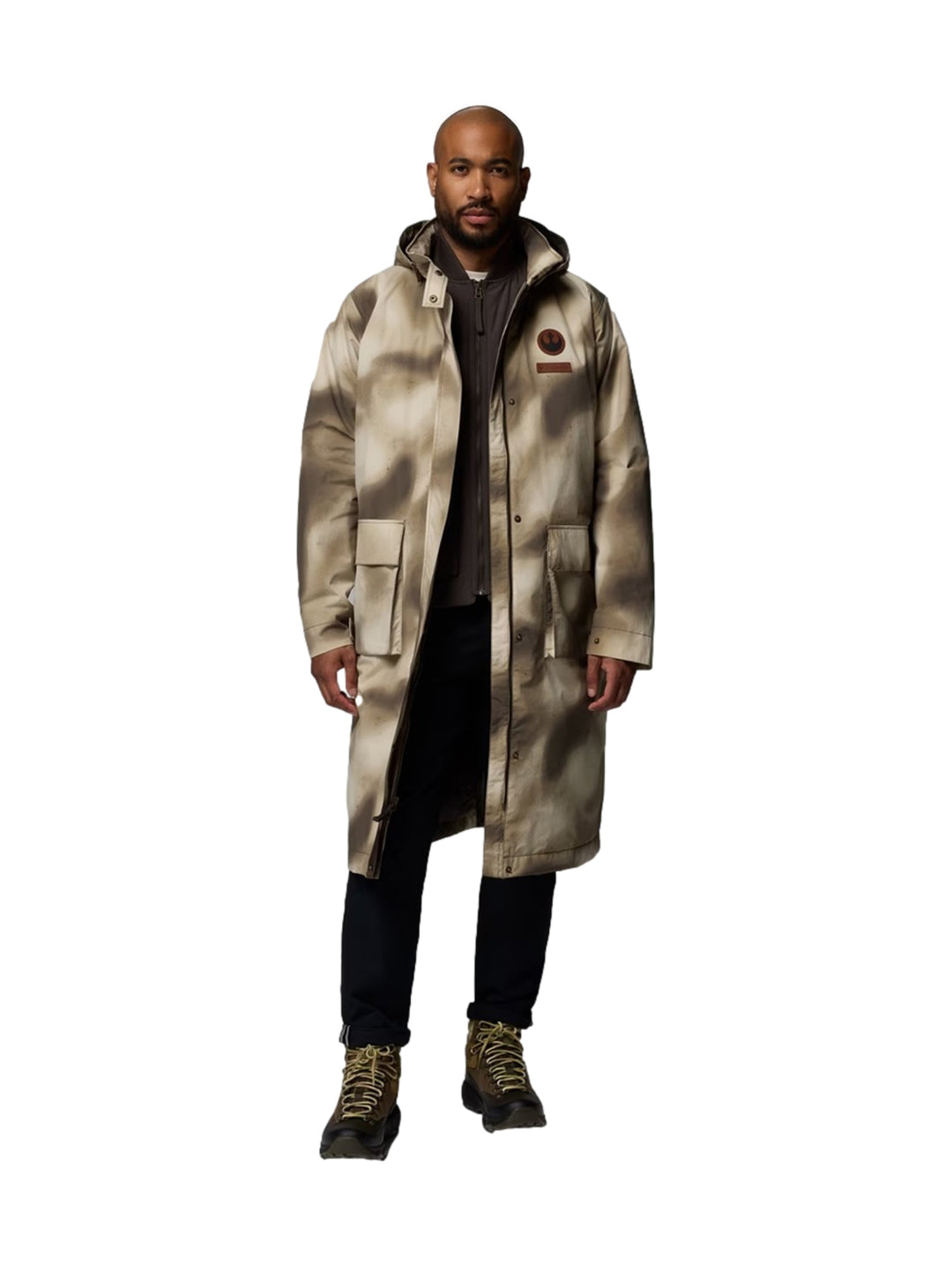 Hombre y mujer vistiendo gabardinas largas Columbia con estampado de camuflaje Buffalo Camo en tonos beige y café.
