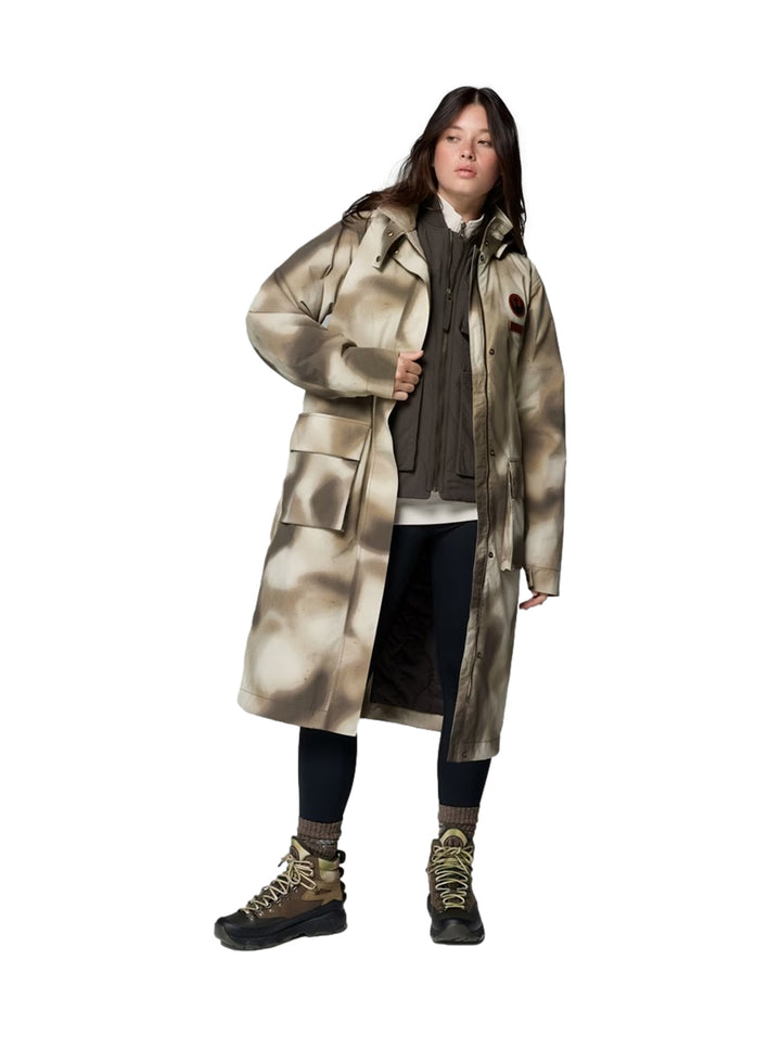 Hombre y mujer vistiendo gabardinas largas Columbia con estampado de camuflaje Buffalo Camo en tonos beige y café.