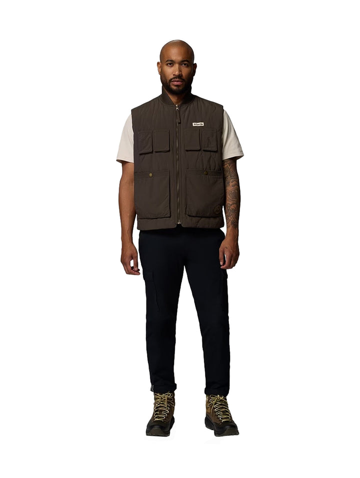 Hombre y mujer vistiendo gabardinas largas Columbia con estampado de camuflaje Buffalo Camo en tonos beige y café.