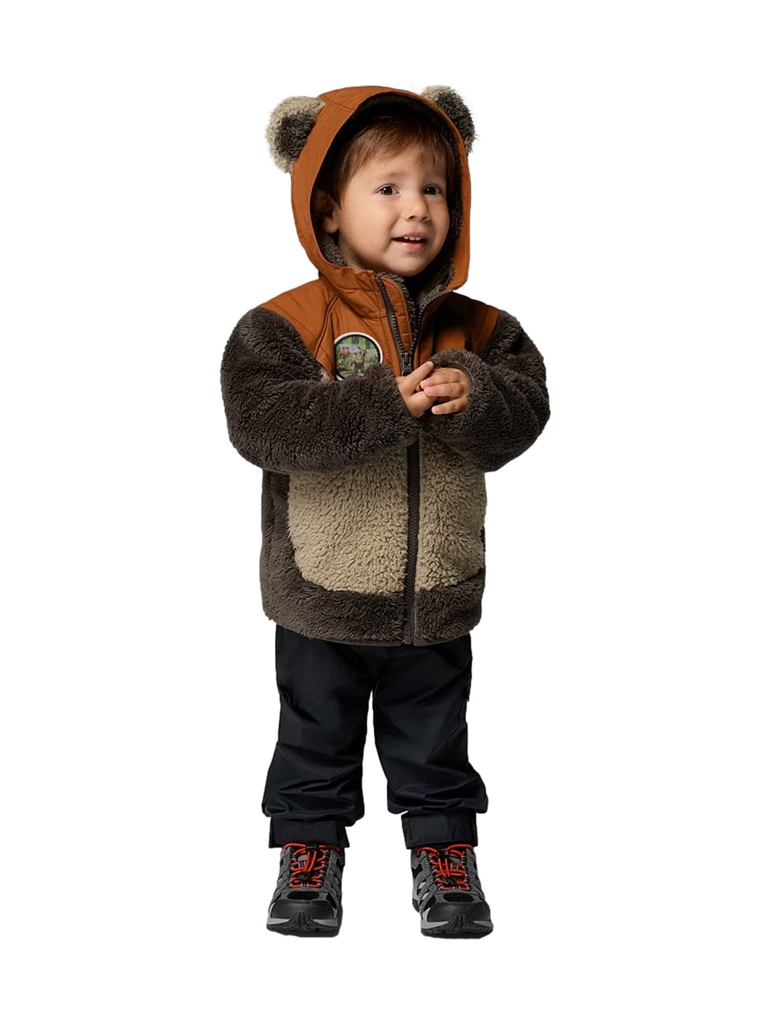Niño con chamarra Columbia de polar marrón y beige con capucha y orejas de oso.