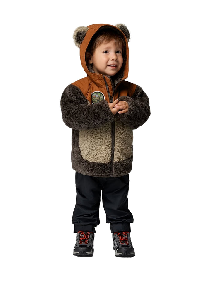 Niño con chamarra Columbia de polar marrón y beige con capucha y orejas de oso.