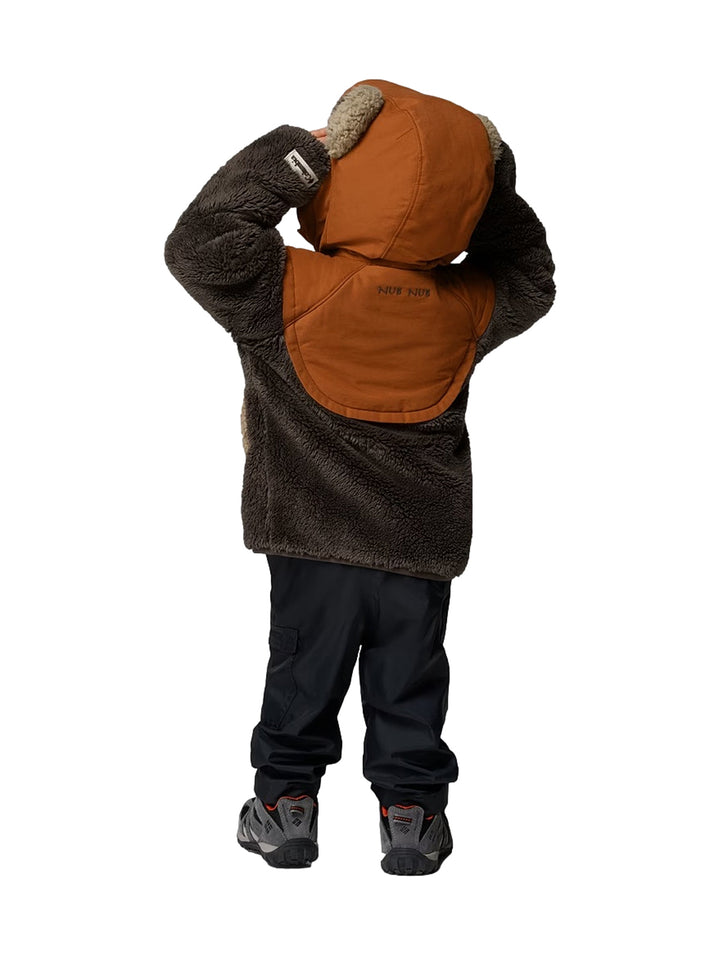 Niño con chamarra Columbia de polar marrón y beige con capucha y orejas de oso.