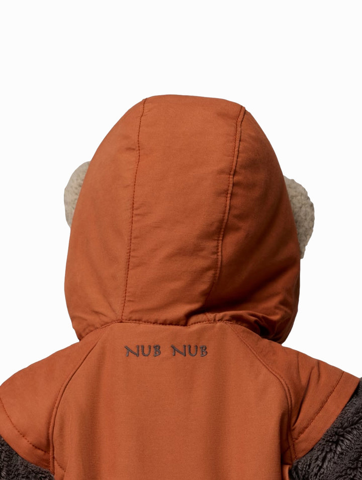 Niño con chamarra Columbia de polar marrón y beige con capucha y orejas de oso.