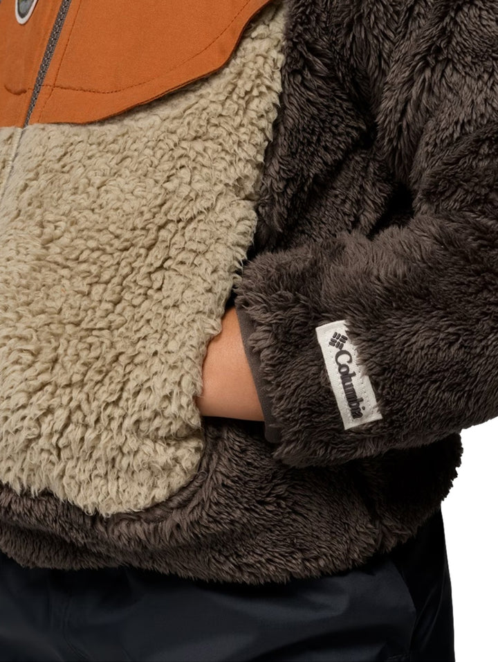 Niño con chamarra Columbia de polar marrón y beige con capucha y orejas de oso.