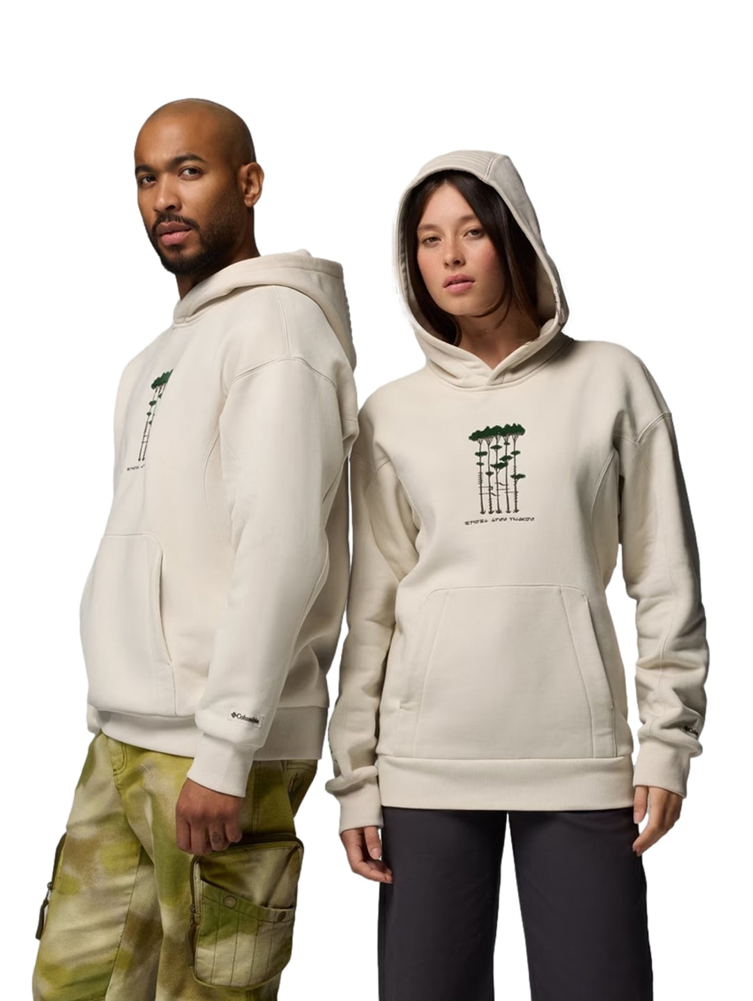 Sudadera con capucha color fawn con gráfico frontal, mostrada en modelos hombre y mujer.