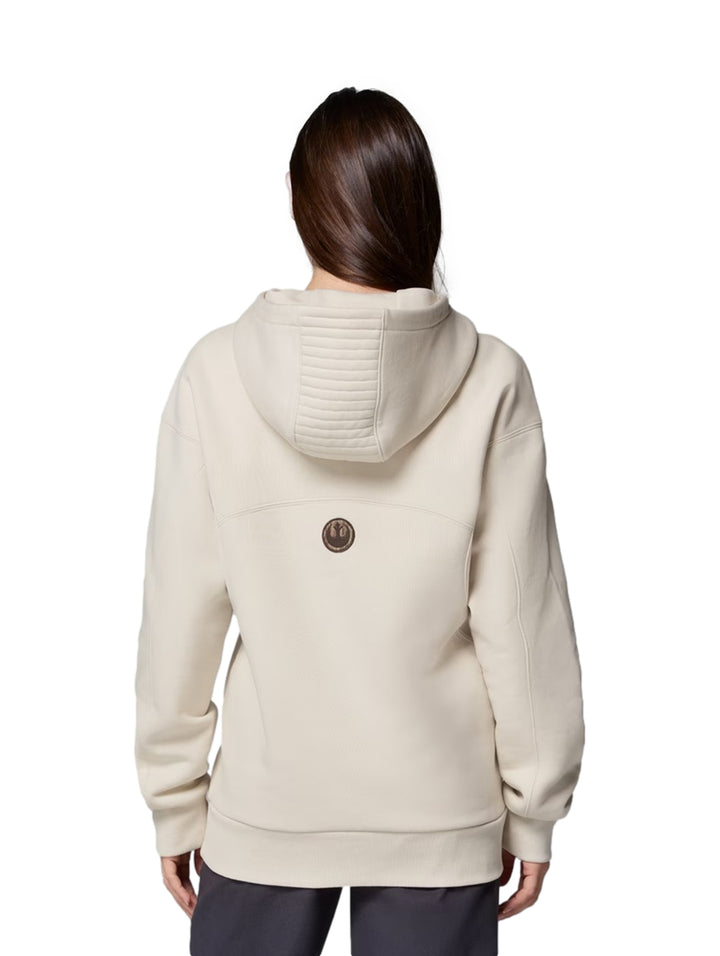 Sudadera con capucha color fawn con gráfico frontal, mostrada en modelos hombre y mujer.