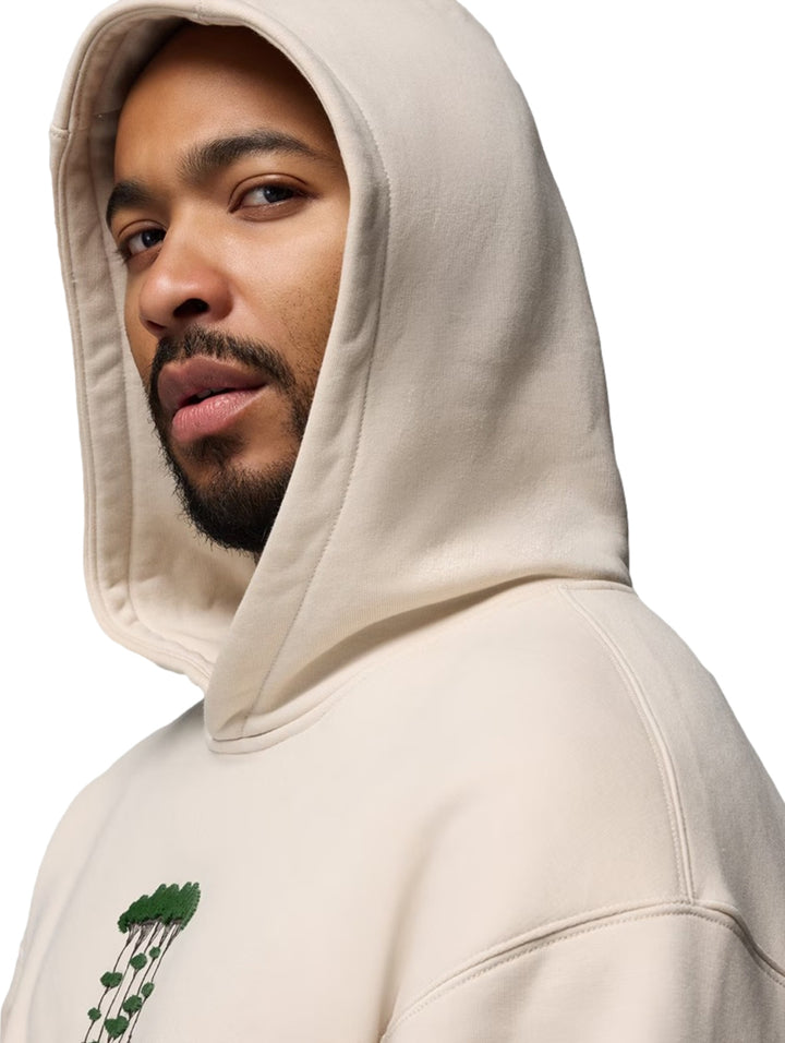 Sudadera con capucha color fawn con gráfico frontal, mostrada en modelos hombre y mujer.