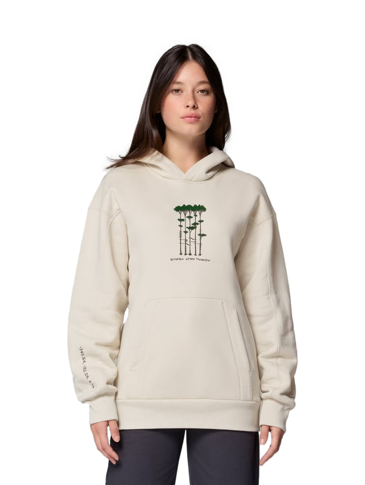 Sudadera con capucha color fawn con gráfico frontal, mostrada en modelos hombre y mujer.