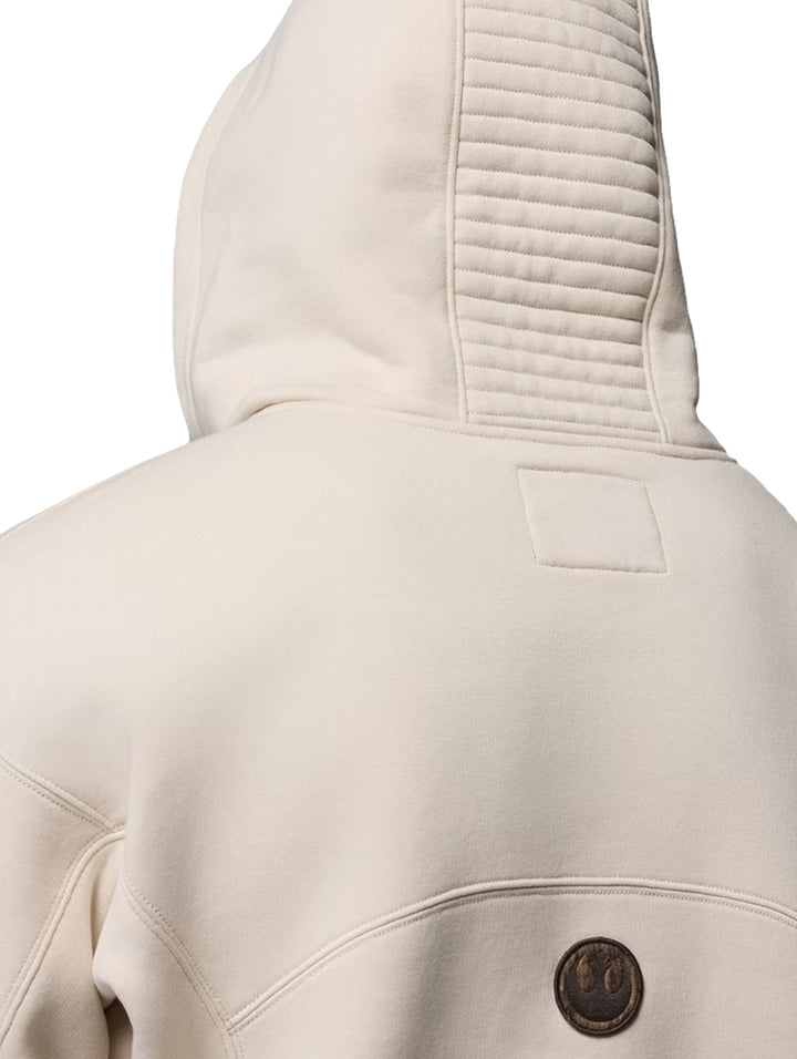 Sudadera con capucha color fawn con gráfico frontal, mostrada en modelos hombre y mujer.