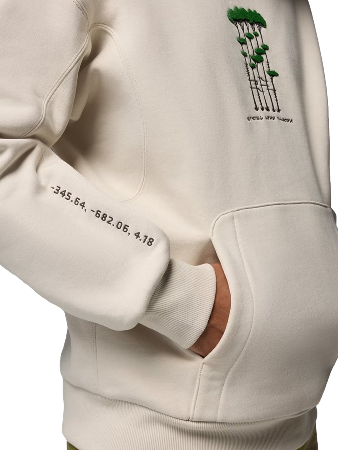 Sudadera con capucha color fawn con gráfico frontal, mostrada en modelos hombre y mujer.