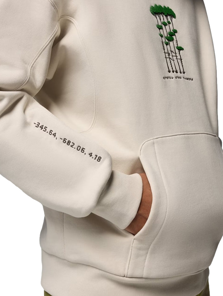 Sudadera con capucha color fawn con gráfico frontal, mostrada en modelos hombre y mujer.