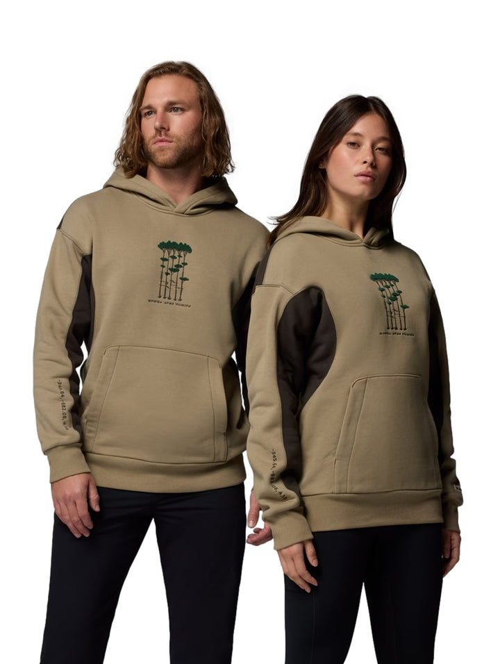 Hombre y mujer vistiendo sudaderas con capucha Columbia color khaki con detalles en marrón oscuro y gráfico frontal.