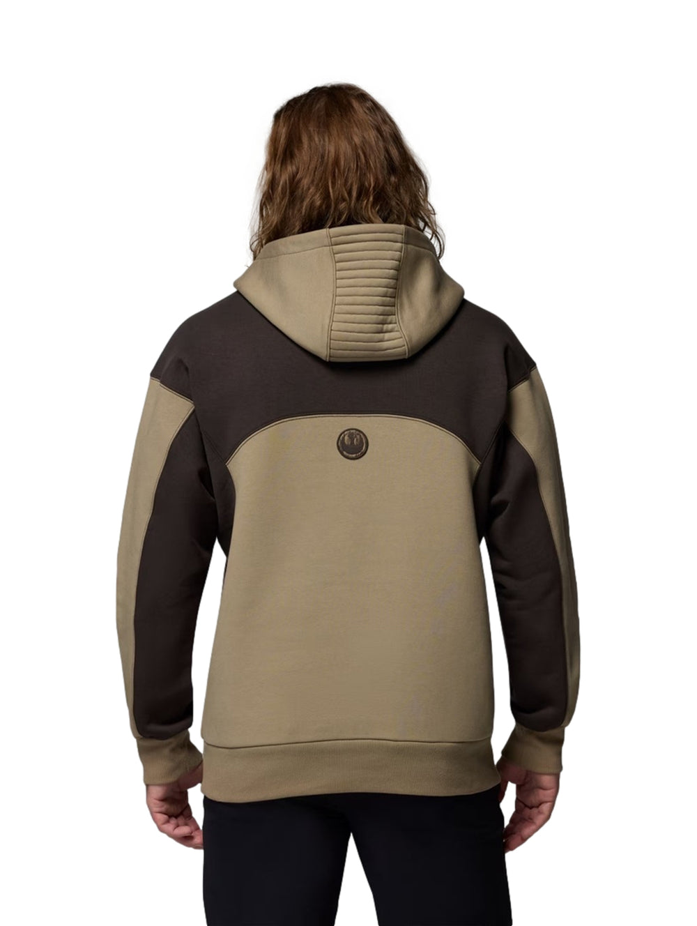 Hombre y mujer vistiendo sudaderas con capucha Columbia color khaki con detalles en marrón oscuro y gráfico frontal.