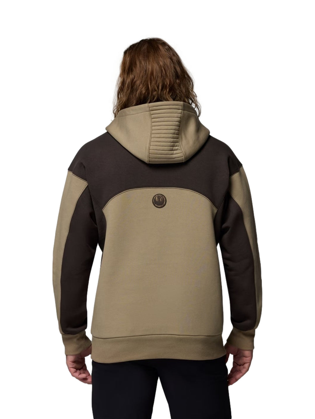 Hombre y mujer vistiendo sudaderas con capucha Columbia color khaki con detalles en marrón oscuro y gráfico frontal.