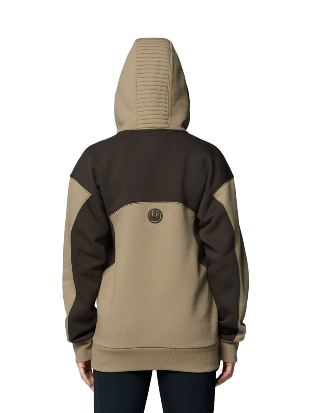 Hombre y mujer vistiendo sudaderas con capucha Columbia color khaki con detalles en marrón oscuro y gráfico frontal.
