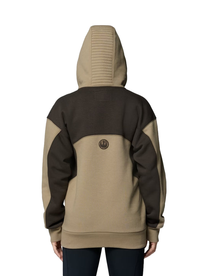 Hombre y mujer vistiendo sudaderas con capucha Columbia color khaki con detalles en marrón oscuro y gráfico frontal.