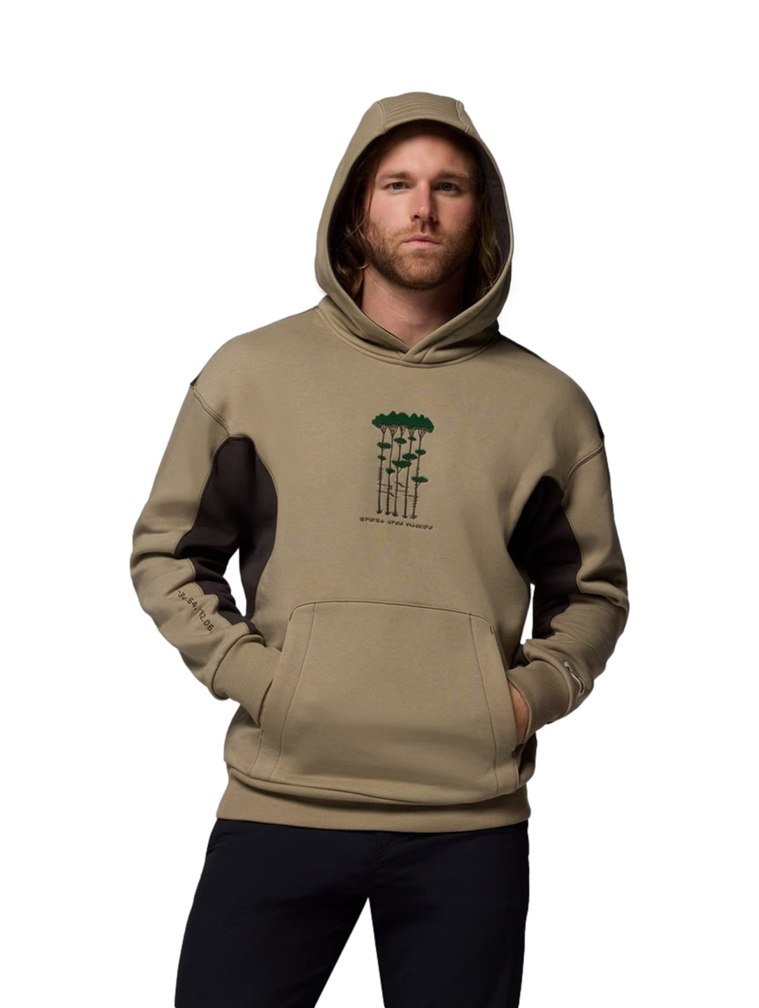 Hombre y mujer vistiendo sudaderas con capucha Columbia color khaki con detalles en marrón oscuro y gráfico frontal.