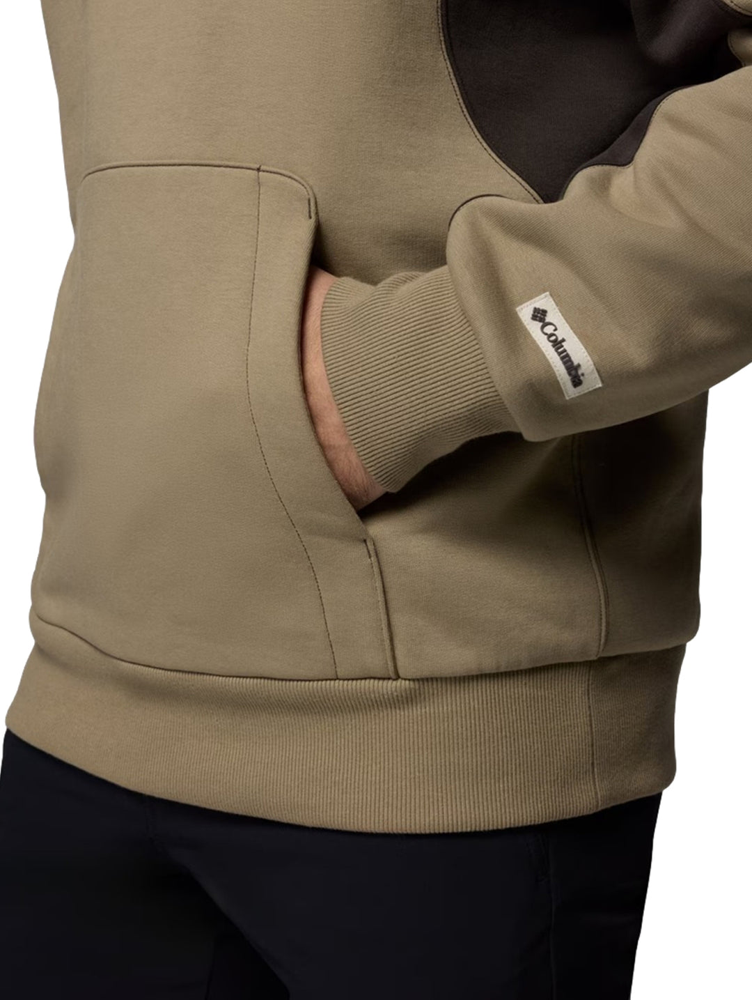 Hombre y mujer vistiendo sudaderas con capucha Columbia color khaki con detalles en marrón oscuro y gráfico frontal.