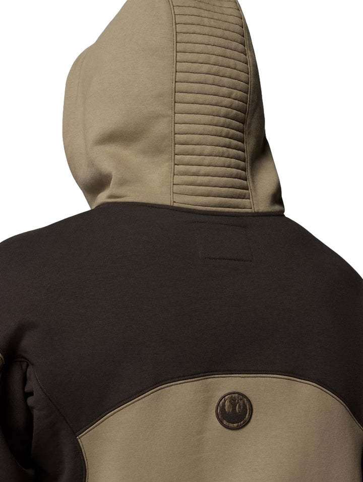 Hombre y mujer vistiendo sudaderas con capucha Columbia color khaki con detalles en marrón oscuro y gráfico frontal.